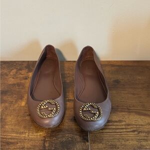 Gucci Women's Taupe Leather Flats with Gold Emblem GG Size 37 1/2 Size 7.5